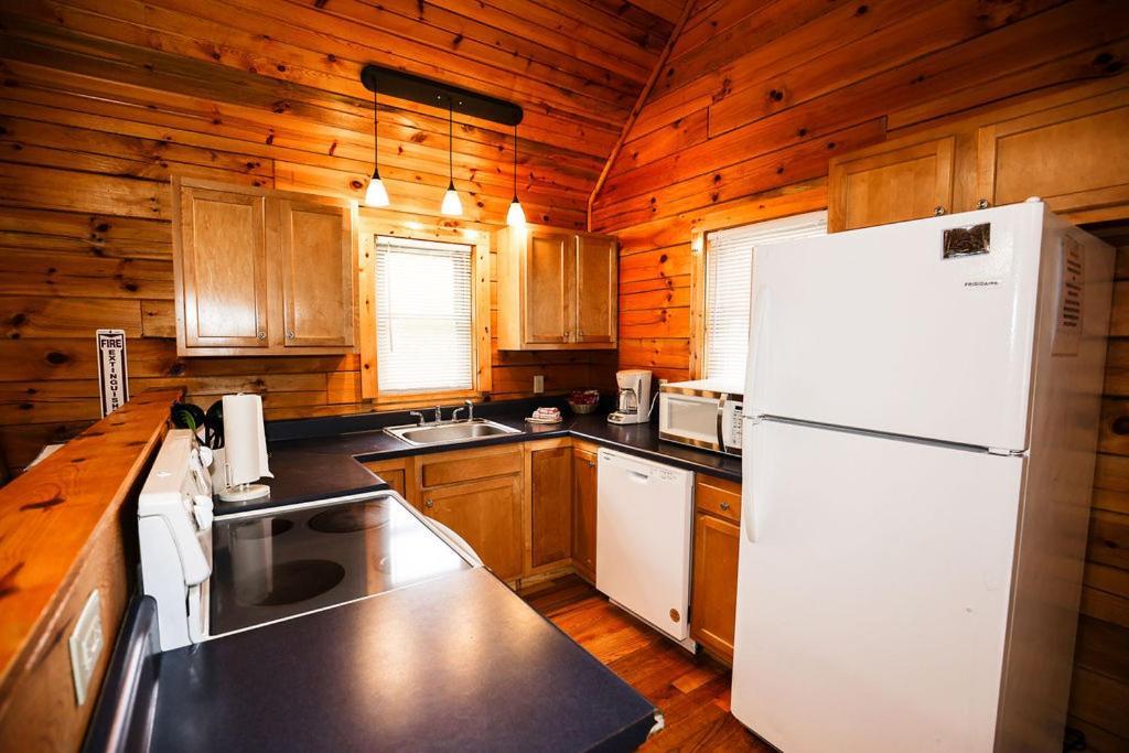 The Cabins At Pine Haven - Beckley Beaver Exterior photo